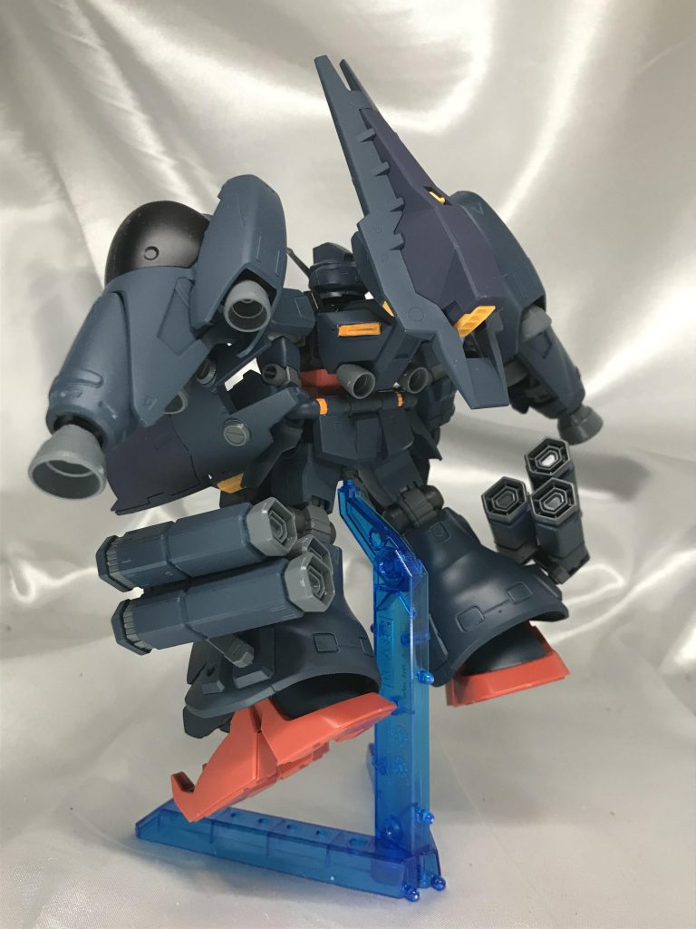 背中。
左右のバインダーと中央のシールドブースターが加わりより高機動に。
キットはMLRSを使用したのでミサイルランチャーは足に移植しました。