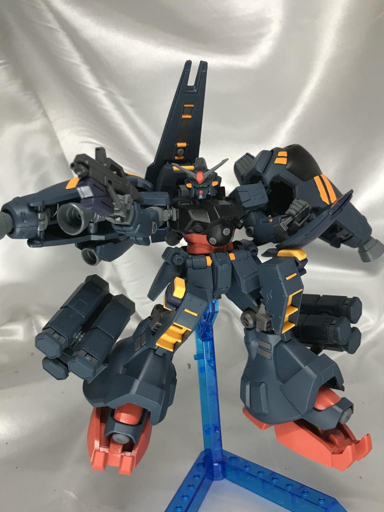 デカい武器を背負う印象が強いので、こういう小さいビームライフルは似合わないかなと思ったんですが、シールドも相まってこれがめっちゃ良い。
ティターンズ感あります。
これガンダムMk2とかのライフルにしたらめっちゃいいんじゃないかなと思います。