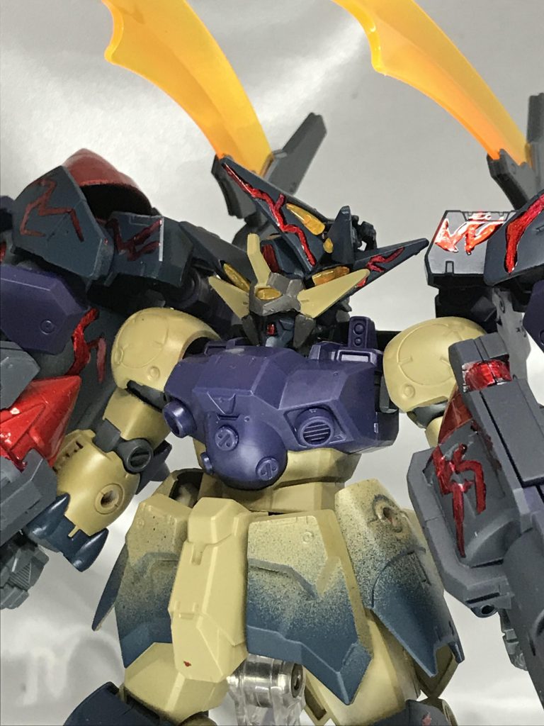 頭部は右半分はそのまま、左半分はランダムに角が生えているイメージです。
体に走る稲妻のような血管のようなラインは筆で描きました。
まだまだ見るに耐えませんな、直視できん。