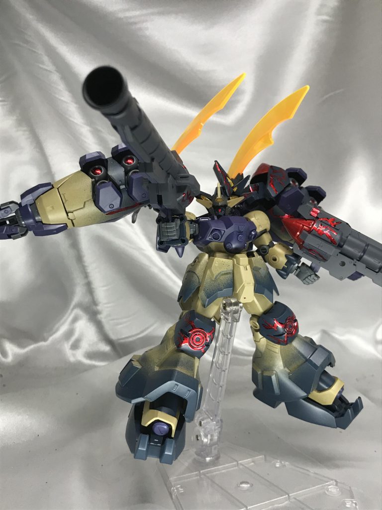 武器は二丁のバズーカを基本装備に。
わりと羅刹刀を持たせそうな印象だったので、刀は角を模して背中に。
バズーカは余剰パーツのブースターを切り詰めて銃口に貼り付けました。