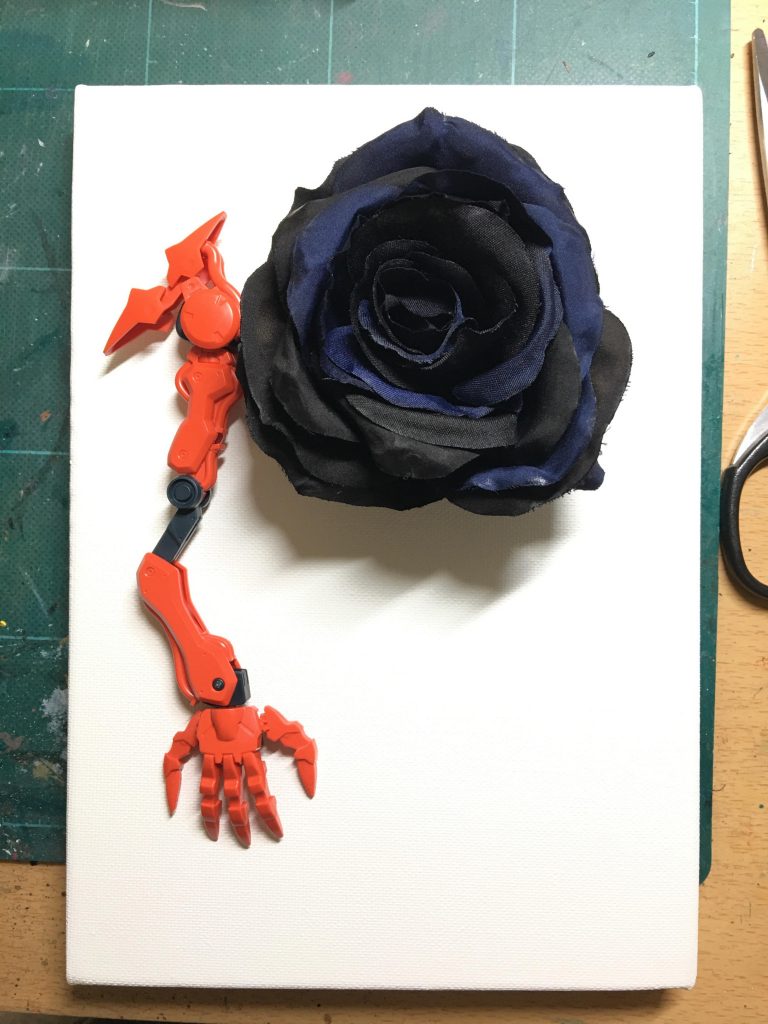 制作工程。黒バラと腕の配置のバランスにこだわりました。この時点ではまだ抽象物体(シールド)は採用されていませんでした。