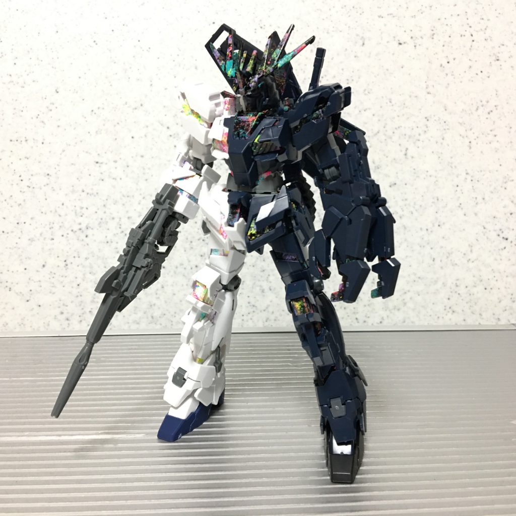 左半身がバンシィであること、右半身がユニコーンであることを強調するため、アームド・アーマーVNとビームマグナムをそれぞれ装備しています。