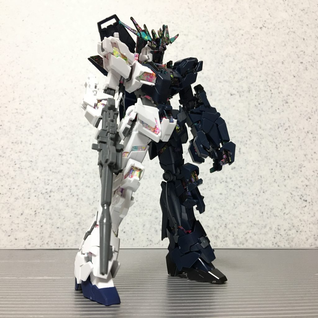 (   。・v・。)ノ 白いユニコーンガンダムと黒いバンシィの成形色を活かしてミキシングし、二面性を表現した作品のひとつです。黒いバンシィの右半身にユニコーンのパーツで光を持たせました。また、最大の特徴であるサイコフレームはアクリル絵具によるチッピングでカラフルに仕上げました。