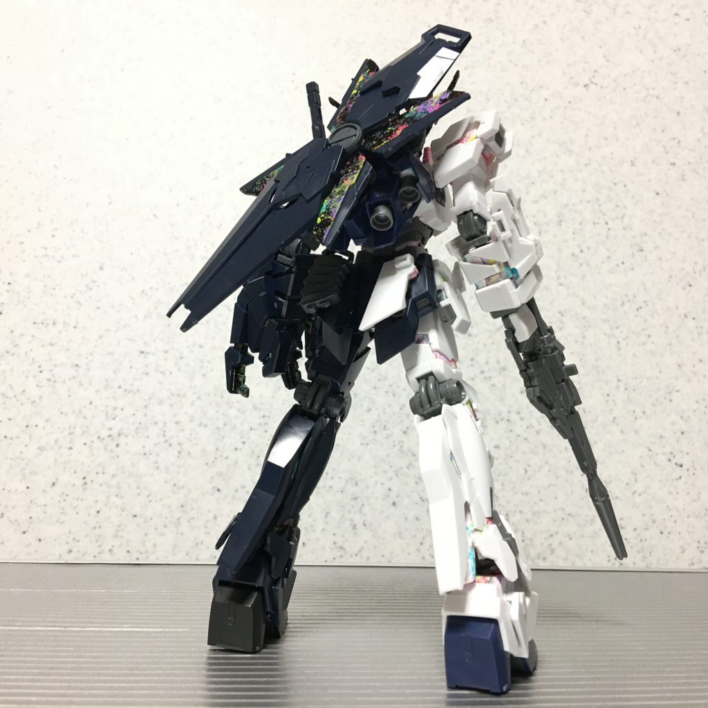 バックショット。背中にはシールドを備えます。