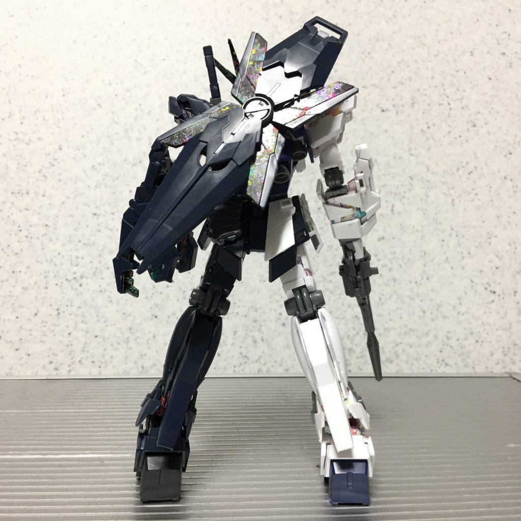 (   。・v・。)ノ 正面と真後ろから。ユニコーンとバンシィの境界や、パーツの選定などがわかるかと思います。