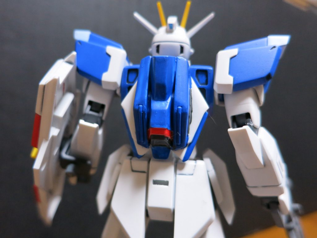 あくまでインパルスガンダムという「素体」に特化している為、背中のコアブロックに設けられていたシルエット取り付け穴を塞いでいます。