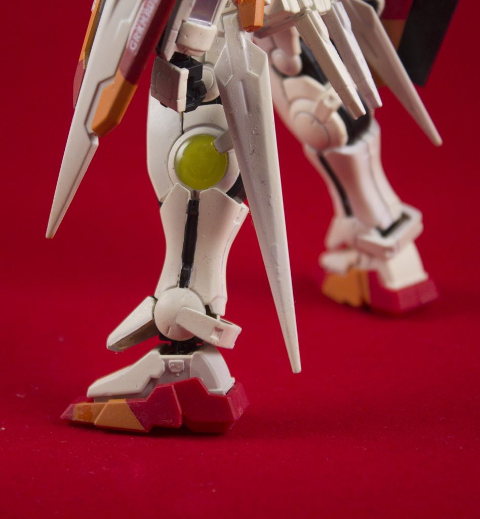 脚部のレンズの中にエンブレムを配置しました。