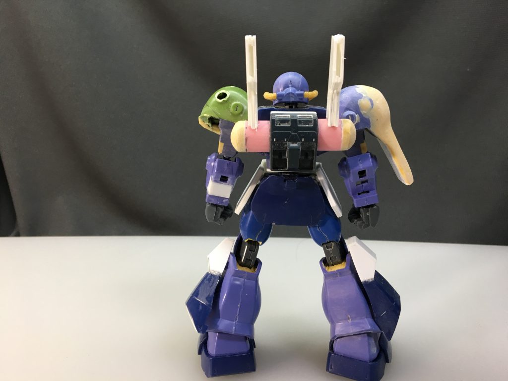 太ももはHGギラドーガ、膝関節はHG陸戦型ガンダムに変更しています。