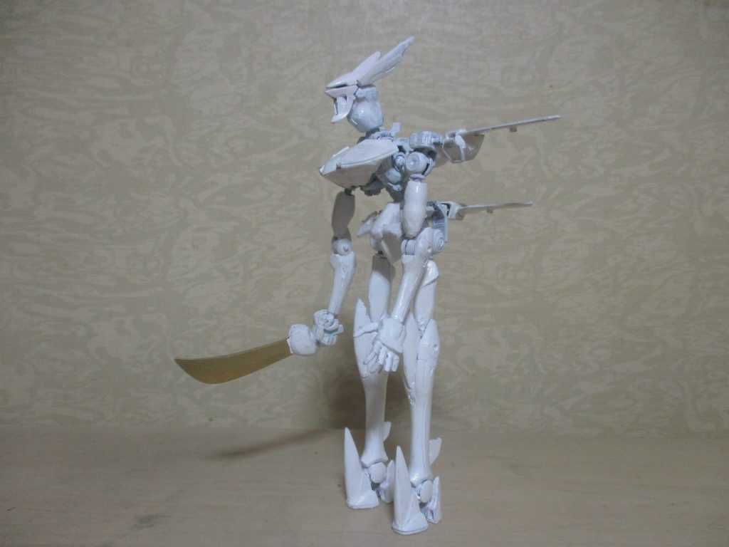 なお、白色の塗装は、「ガンダム・ムルー」時から、修正液を使っています。最初はこれまで通りに、「ガンダムマーカー ホワイト」を使っていましたが、途中で無くなり、偶然目についた修正液を使えないかと思い、実際に使うと厚みがあって、良い感じに塗れました(もっとも、フレームと関節部分はマーカーを使用)。