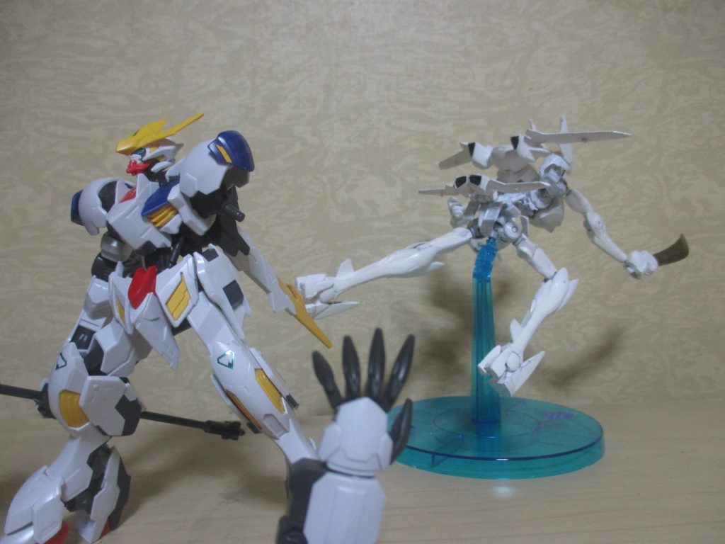 (オリジナルのDX戦を意識して)バルバトスルプスレクスと対決。
まずは左腕を切られるバルバトス!