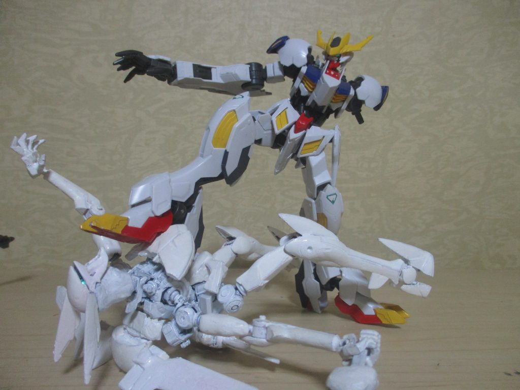 「軽さ」が仇となり、突然の強風に倒れるコルレル。その隙を逃さず、バルバトスは足で押し潰して、コルレルに勝利!!