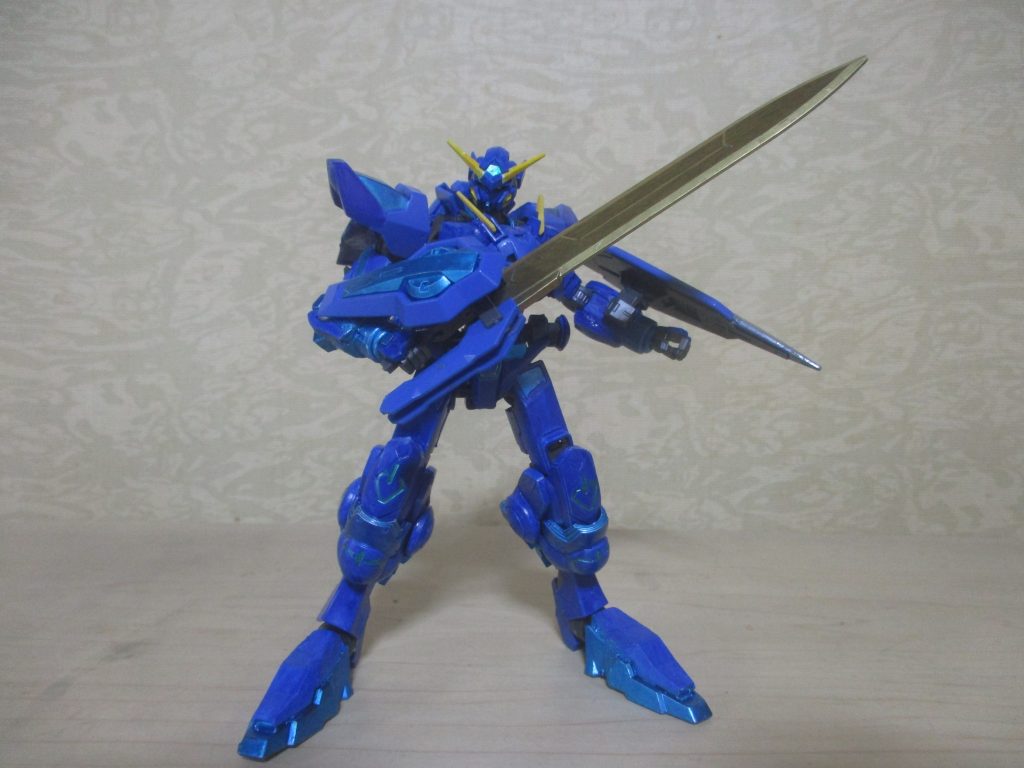 武器1:ガミシアソード
エクシアの「GNソード」のリペイント。なお、このソードのみ金色なのは、一番硬い「特殊金属」を使っている設定だからです。