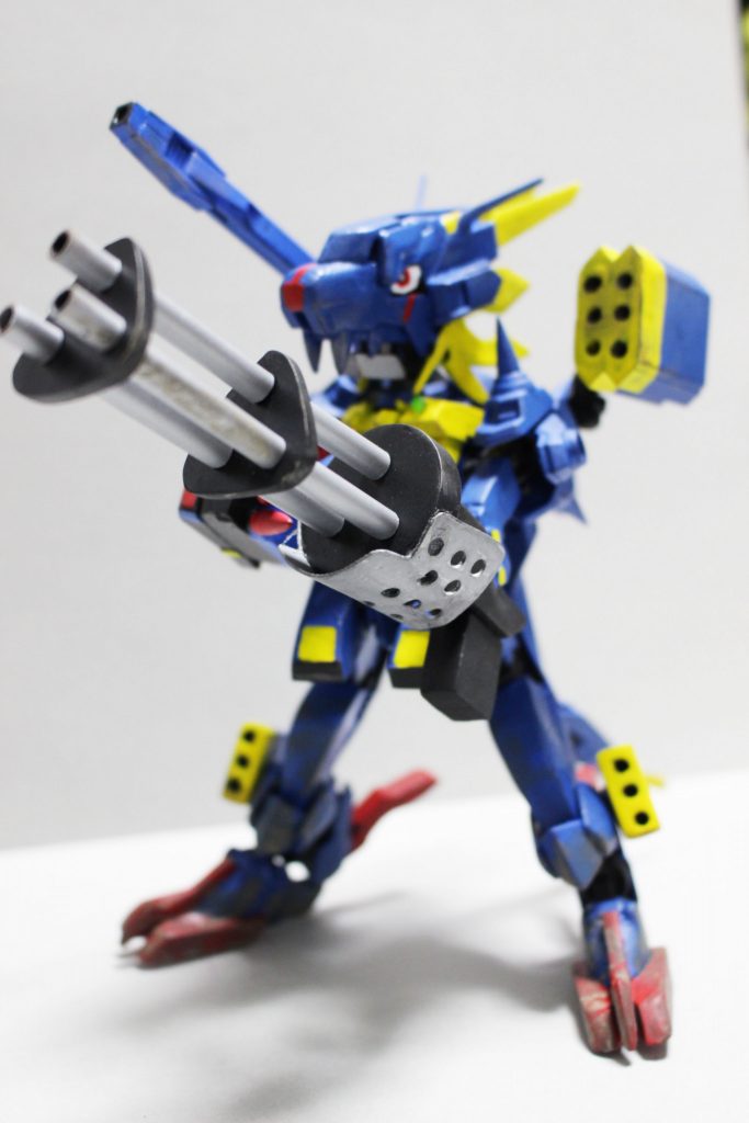 ガドリング砲「メタルストーム」。
プラ板とプラ棒でスクラッチしました。
武器を一から作るのは初めてだったので難しかったのですが、塗装後の組み立てでそれっぽく見えた時は嬉しかったです。