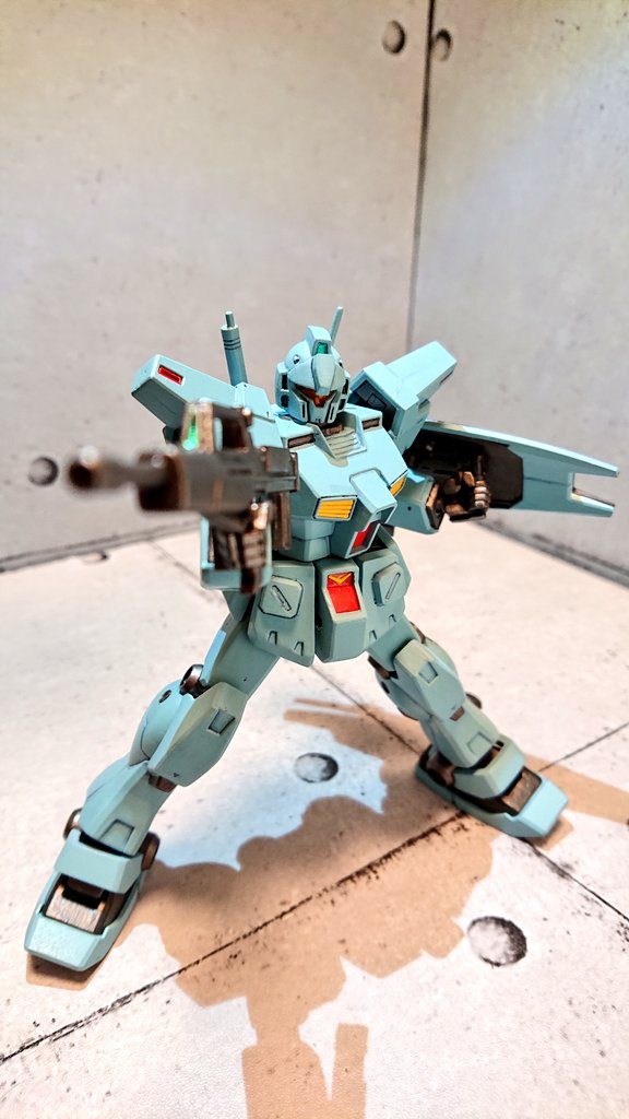 特に弄ってないので可動はそのまま。
スタンド接続パーツも紛失してしまったので飛行ポーズで飾れないのが無念。