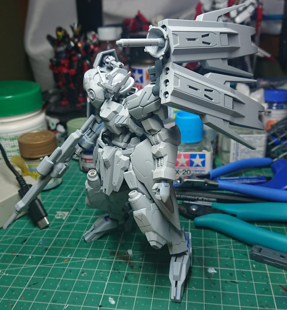 あいにくサフ吹いてた時点で天気がずっと怪しくなったため急遽シタデルカラーによっての全筆塗りに...
おかげでトップコート後も塗膜が弱くいじってるとチッピングの如く下地が...
いずれ全塗り直しか、ウェザリング等をしてみようと思います