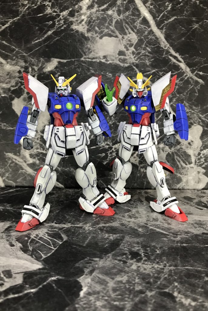 という事で、シャイニングガンダムのスーパーモードでした。
1体でノーマルモードもスーパーモードも再現出来るキットではあるんですが、気分でいちいち差し替えしたりするのも面倒だし、どうせなら両方買っちゃえ!っと2体作りました。
シャイニングフィンガーソードは、昔の1/100スケールHGガンダムエピオンのビームソードパーツを使用しました。サイズ感もバッチリ迫力が出せているのでとても満足でした!