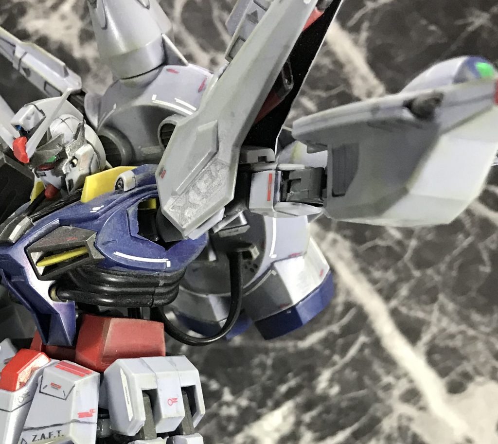 ドラグーンと本体を携帯の充電ケーブルで繋いでみました。
もともと格闘をコンセプトにしていたところ、クルーゼに合わせ急遽取り付けた・・っとの設定を見たので「なんとか間に合わせました」とゆう雰囲気がこれで出せれば(笑