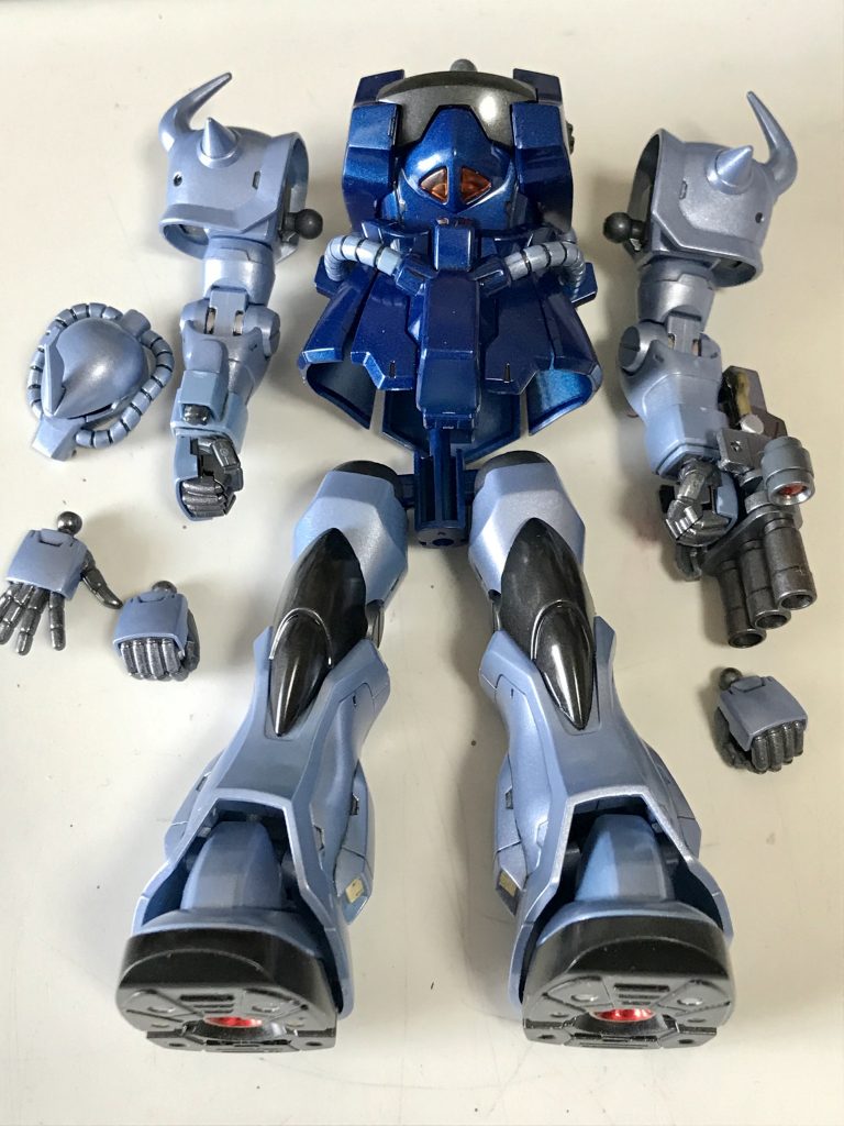 ぴかぴかメタリックで全塗装です。
青:マイカブルー
水色:パールライトブルー
黒:ガンメタルの上からスモーク
灰:ライトガンメタル、一部焼鉄色
あとはガンマカ少々です。
トップコートは吹いていません。十分にピカピカです(^^)
ノリス・パッカードはエース、エースは強い、強いから機体を傷つけないし汚さない、エースは輝いている、だからメタリック、という変な理屈です(笑)。私の心象に近いイメージにできました。