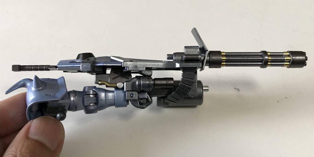 グフカスタムといえばこのガトリング・シールド(75mm機関砲+シールド)、圧巻です。