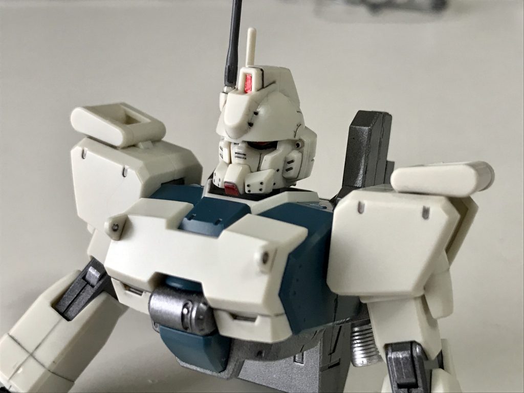 細かな部分で色分けが足りないキットです。
・長いほうのアンテナが白かったのでグレー+先端を赤に
・あごが真っ白だったので先端を赤に(元はシールを貼る仕様)
・襟の内側が白かったのでグレーに
・足首フレームが白かったのでガンメタに
・シールドとビームライフルの白い部分は陸ガン用に近くなるようにライトブルーに(少し濃すぎた)
・シールドの青い部分も陸ガン用と同じように青に
設定どおりを目指すならさらに、マシンガンのマガジン、腰の予備マガジンも塗装が必要ですが、端折りました。
なお、胸の両端にあるフック?には、1mmのドリルで貫通穴を開けました。