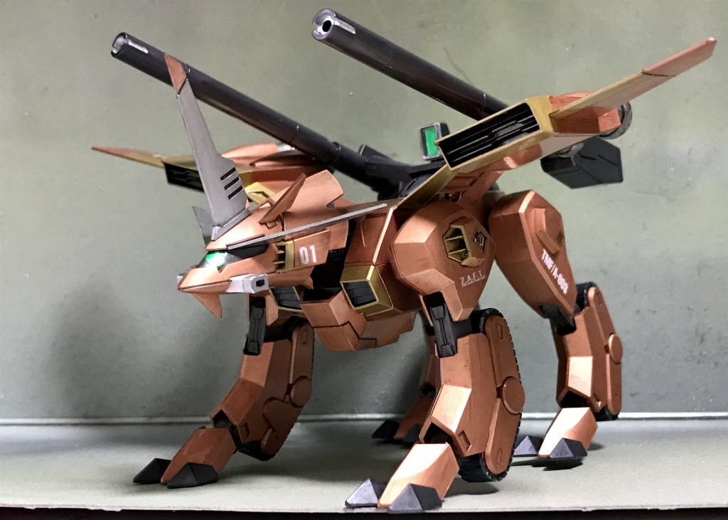 四つ脚のMSは初めて作りました。オレンジ色の成形色は可愛らしく感じたので、思い切ってカッパー(銅)メインで塗りました。なかなか良い味が出せたと思います(^^)