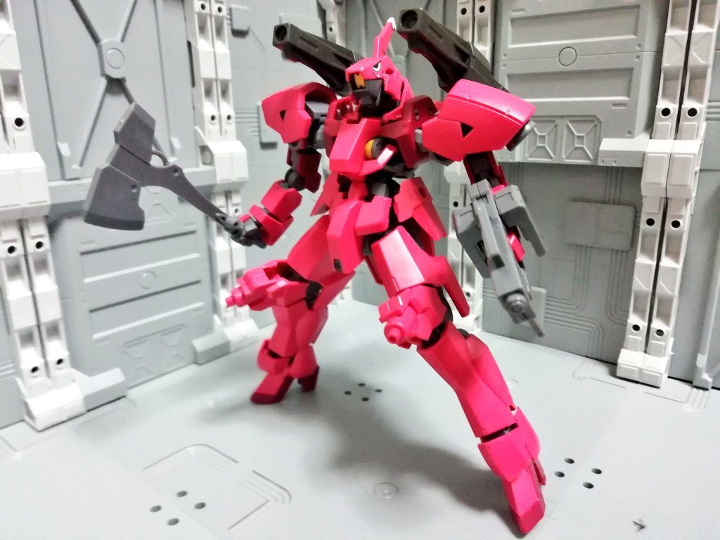 専用ページがないのでシノ専用グレイズも紹介。素組みでただ並べるのはさびしいのでバックパックにレールガンを付けてみた。言わずもがなフラウロスから逆算