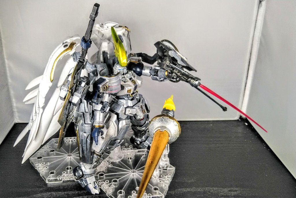 ランスの先端部分を射出する事が出来て
ランス基部からはビームの刃を出す事が出来ます