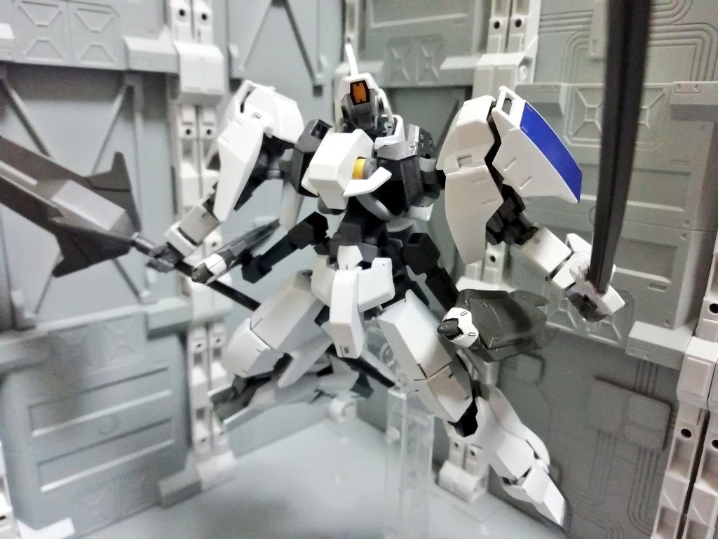 メイスと太刀で二刀流。乱戦的な感じ