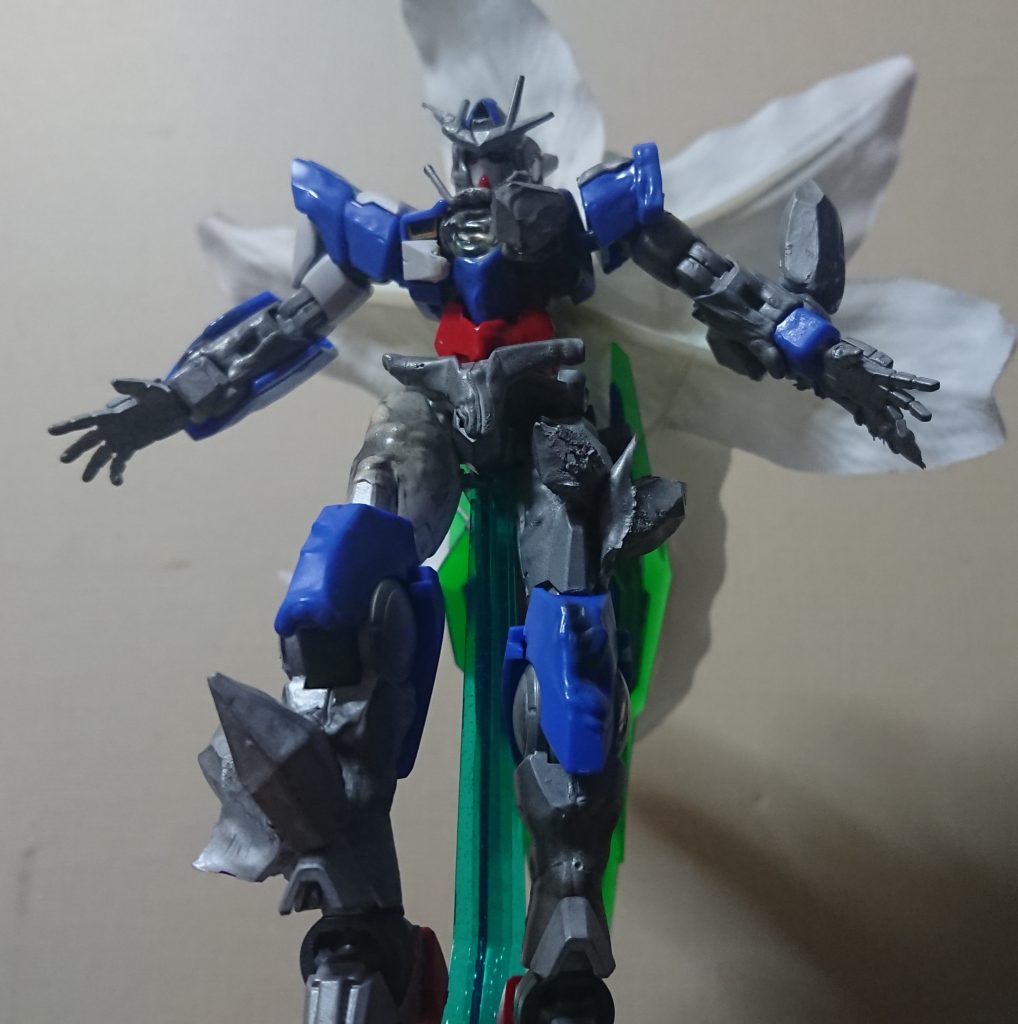 【人間の命は…失えばもう…二度と戻りはしない………】

 正面はチャッカマンで適当に炙って左右非対称にしながら、プラ棒と百均で買った結晶を使ってELSの金属表現を出してみました。