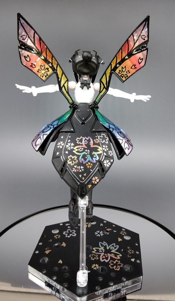 後ろから見ると、蝶が羽根を広げて飛んでいるように見える♪
いい感じにグラデーション部分は艶出てるし、艶消しの模様もしっかり見える!!
それなりにバランスいいと思う!!(←自画自賛(爆))
バック部分は、
艶消しブラック
→メタリックで模様描き、一部メタリック+クリアカラーのグラデーション塗り
で、桜を描き、和風にしてみたり…。
台座と合わせてます!(笑)