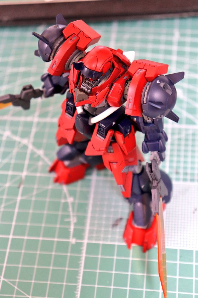 襟元はハンドパーツsサイズがピッタリだったのでそのまま貼り付けました。肩アーマーの隙間にも歯車状のディテールを入れています。