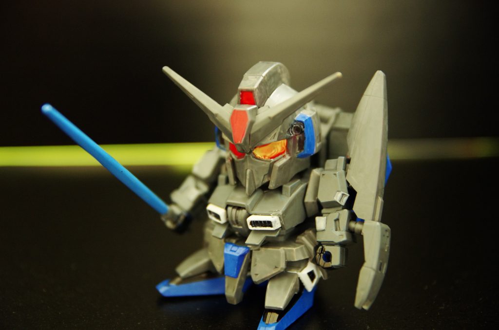 ビームサーベル装備状態です。ビームサーベルの色は青(ライトブルー)です。