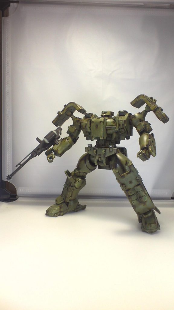 塗装後です。
アンテナは落とした時に割れて紛失しました。無くても問題ないなと思ったのでそのままです。