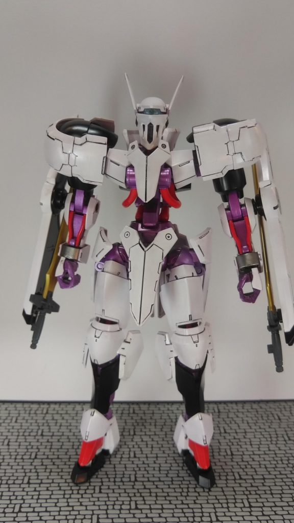 ちなみにメイクや転写シート貼る前はこんな感じです。コレはコレでいいと思いましたが、ちょっと「パトレイバー」感が否めなかったので、派手めに化粧しました。