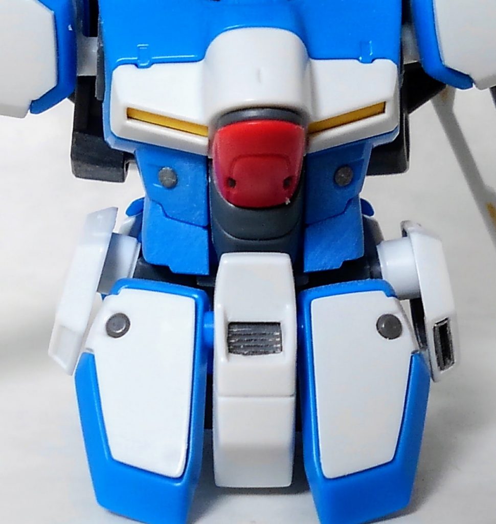 丸モールドは市販パーツに置き換え。この後右胸にセンチネル系でよく見られる胸部ブレードアンテナを追加しました。