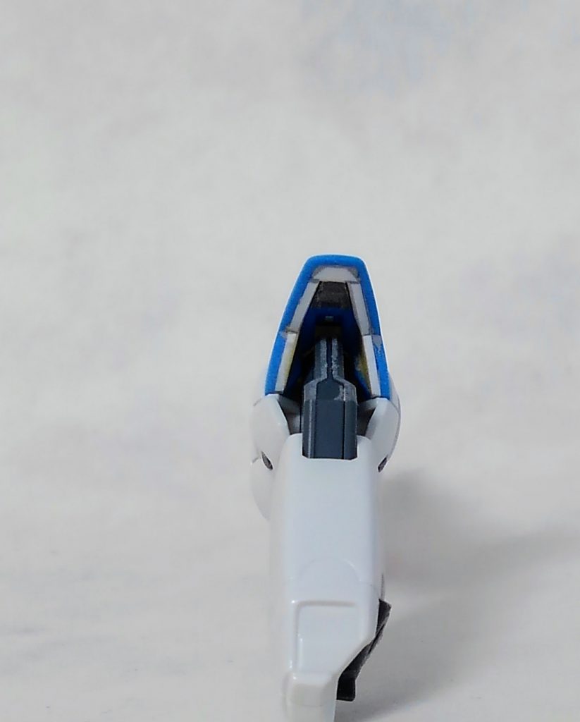 膝アーマーは厚みを増して関節との密着感をアップしています。