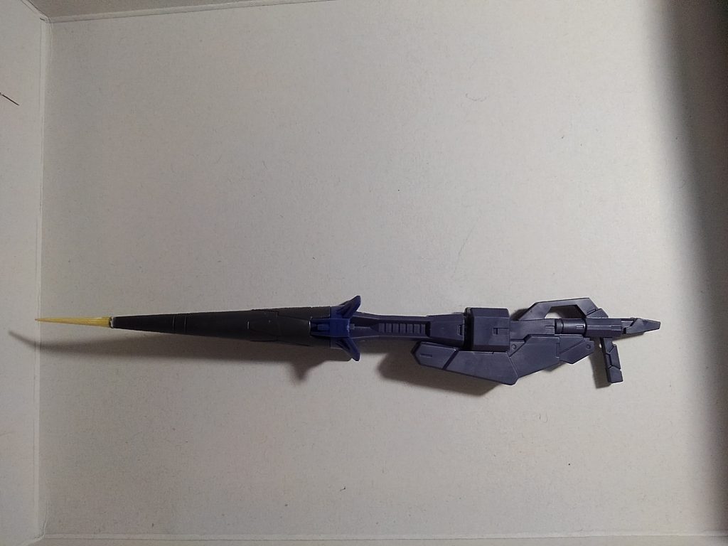 ショット・ランサーの塗装前状況です。
ガンダムベース配信の動画「水プラ」で川口名人が行っていた改造を参考に、キットの槍先をカットして、そこに竹串を調整してつけています。
接続は瞬間接着剤を使用しています。
GBNなら竹槍なので威力はなさそうですけど(笑)