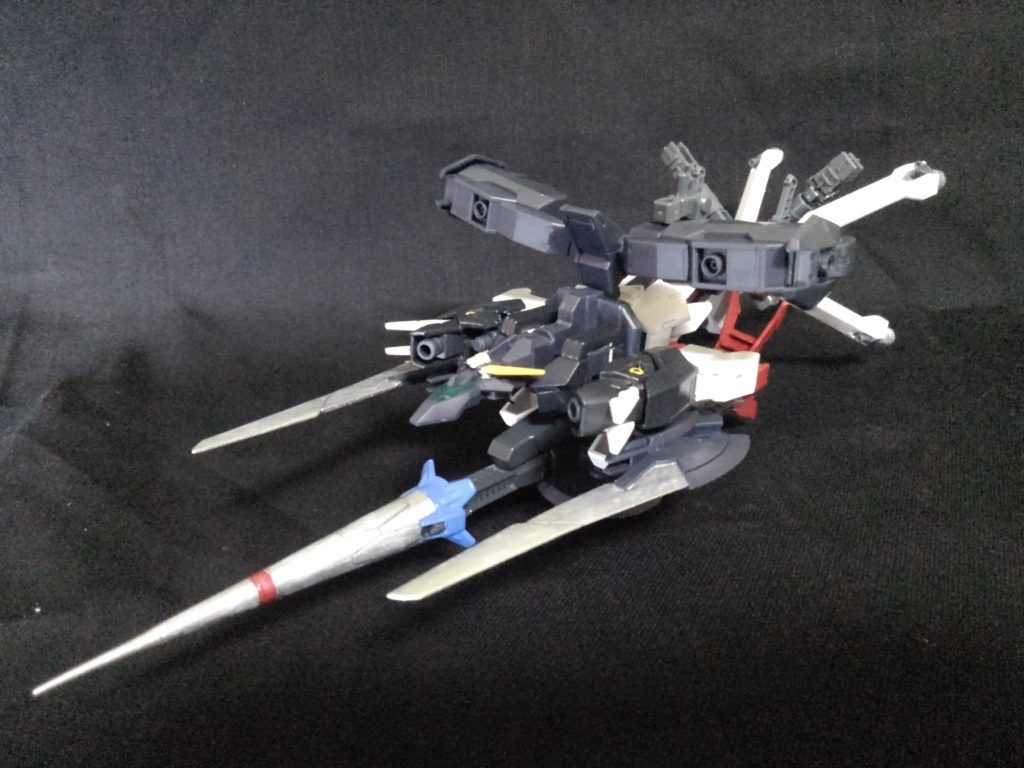 スカルアーマー
ある意味一番の問題はバックパックをどう取り付けるかでしたが、スカルウェポンなどの接続パーツを使ってどうにか、つけることができました。
おかげで、直線番長というか推力のお化けみたいになってしまいましたが(笑)
そのおかげといいますか、コアガンダムを取り付けることが可能となっています。