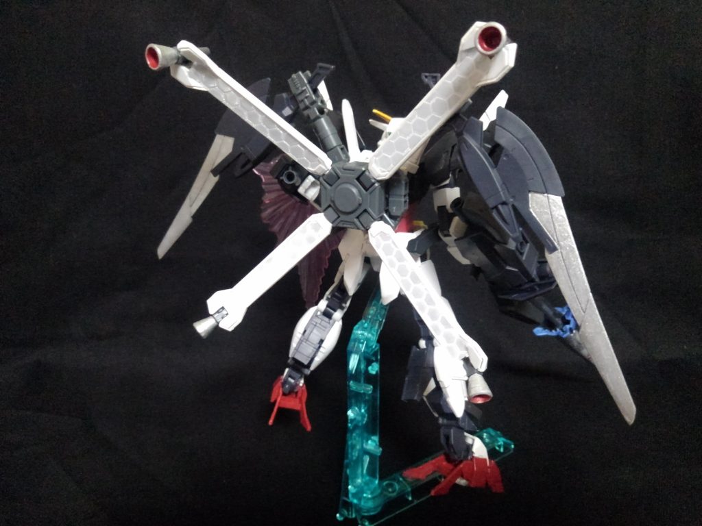 背面のリフレクトスラスター部分には100均の反射シールをカットして使用しています。
バックパックのソードラックですが、隠し腕としても機能できます。
はじめは収納部だけを取り付けていましたが、ガンダムF90の漫画を読んで、その機能を取り付けています(スカルウェポンのパーツが使えますし)