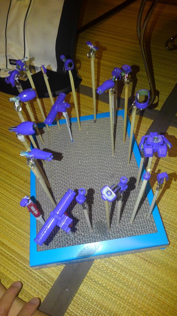 アクリジョンベースカラーの赤、青、白を混ぜた薄紫を下地に、パープルを塗り重ねました。