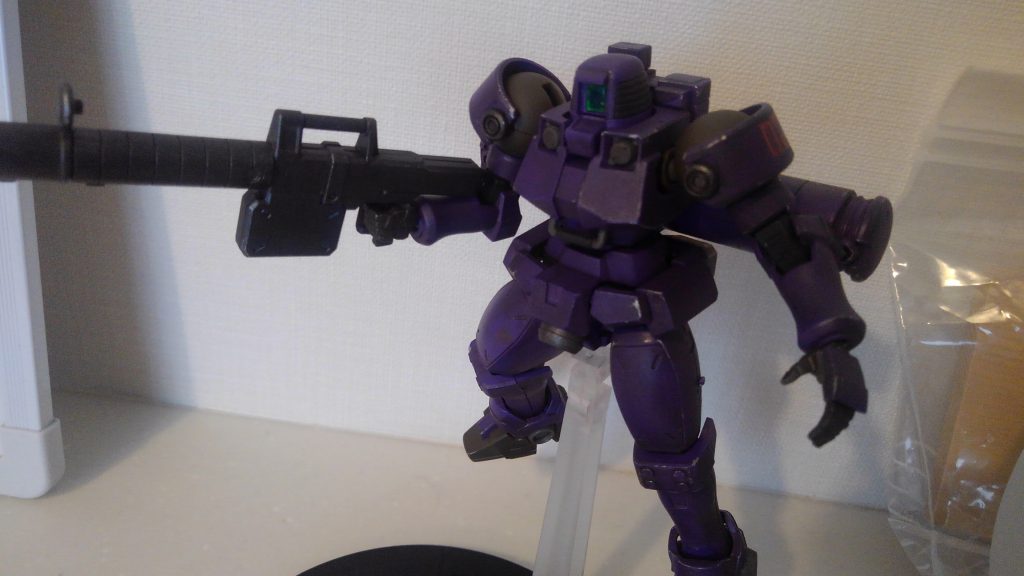 カメラアイのクリアパーツはガイアの蛍光ブルーの塗料瓶に直接浸けて色をかえてます。