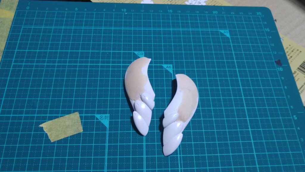 羽の窪みはパテで埋めて細かい部分は切ったり削ったりで調整