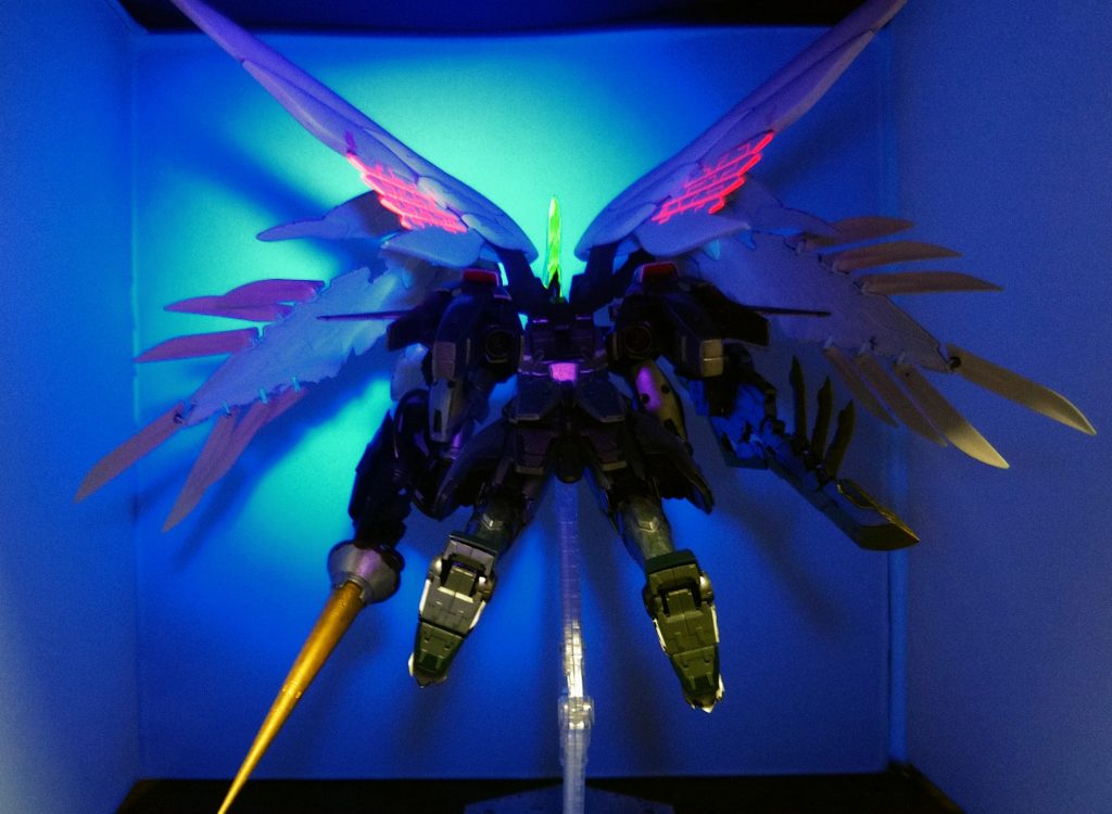 一部に蛍光塗料をつかったのでブラックライトを当てると光ります