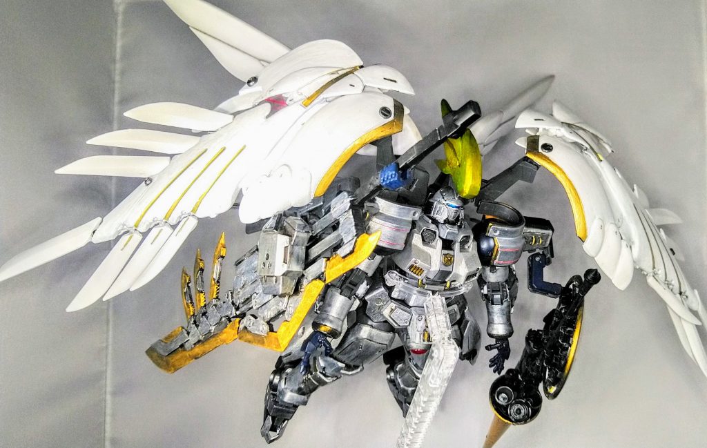 武装は肩とシールド裏にマウント出来ます
持ち手が付いたままなのはご愛嬌(笑)