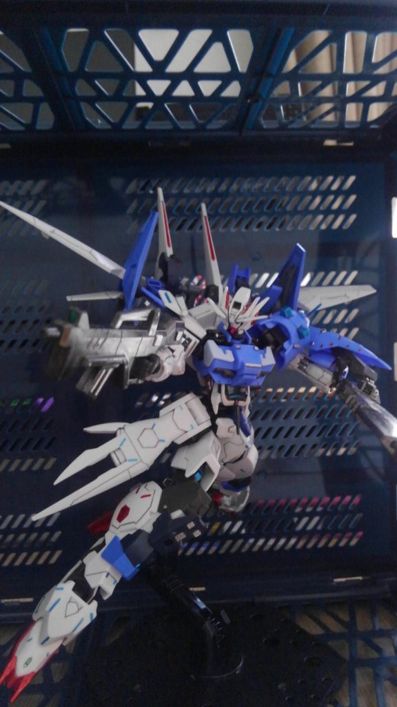 バックパックのウィングを展開した、飛行モードになります。
アスタロトオリジンのような飛行ユニットを装備させたくダブルオーダイバーエースとルプスのサイドアーマーから作成しました。