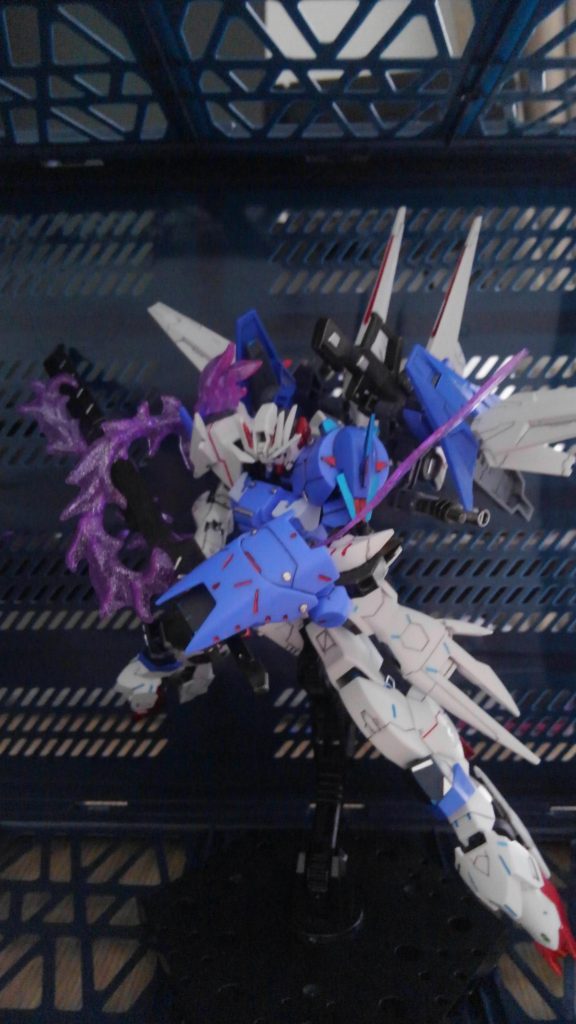 溢れでるフレアをデモリッション・ナイフに纏わせ特攻！
威力が上がってるかは不明(￣▽￣;)