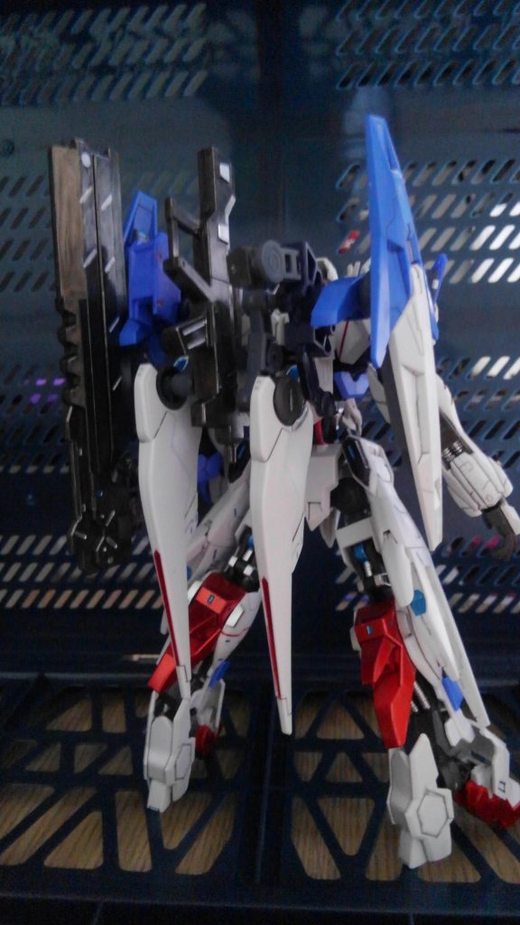 後ろ姿になります。
武器は紹介した二種類のみで全てマウントできるようにしました。
所々、ジョイントがついたままなのは色々、武装を装備させてた名残です。
アスタロトをメインでミキシングしてましたので武装は最小限にしました。