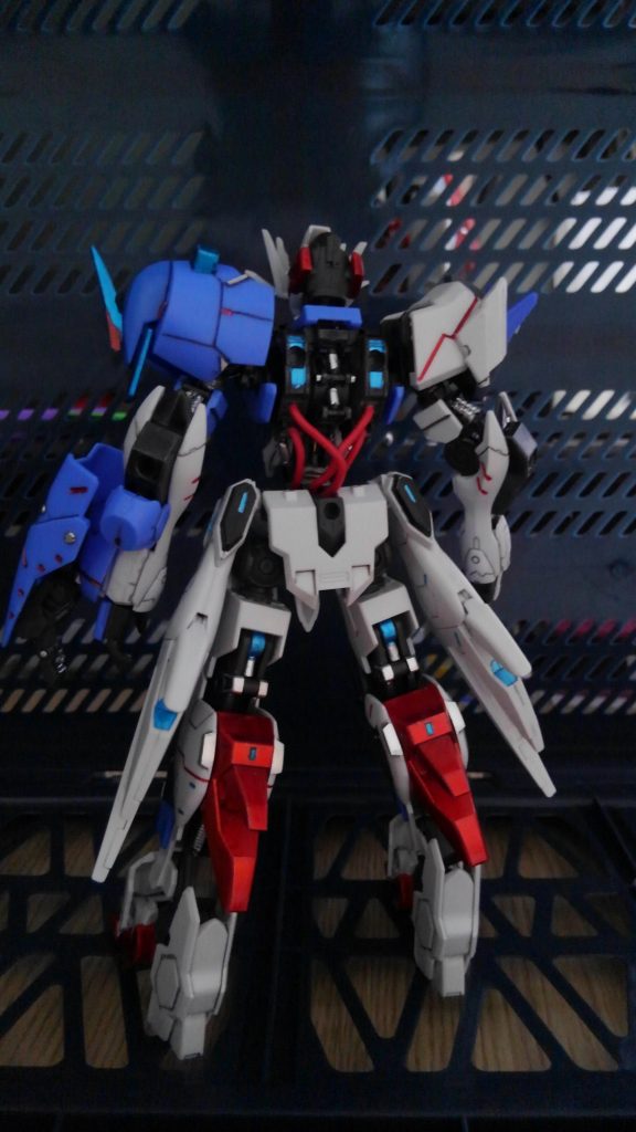 バックパックを外した後ろ姿です。
バックパックにはルプスを使用したので特に改造はしてませんからアスタロトのバックパックも装備させることは可能です。こういう互換性はガンダム・フレームは優秀ですね、装備に迷います。
作業写真を忘れたのですが、腰、腕、脚とプラパンなどで延長、腰の赤いリード線でより機械っぽい構造に見えるようにしました。