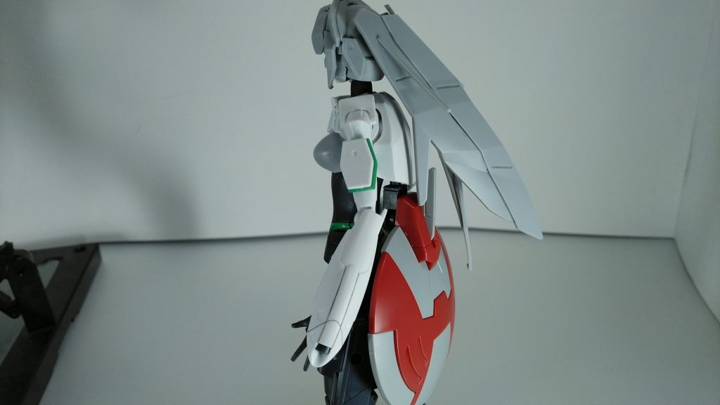 【ちなみに･･･今日のリライズ小ネタ】メイさんにジャスティスナイトのシールドを作中っぽく懸架させるには･･･スタンド用の穴にボールデンシステムを挿すと上手く接続可能。立たせるのは大変ですが･･･