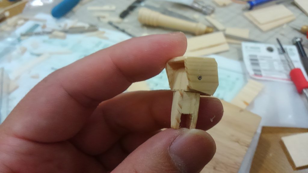 肩関節。木の板を積層して関節やスライド部分を作っています。